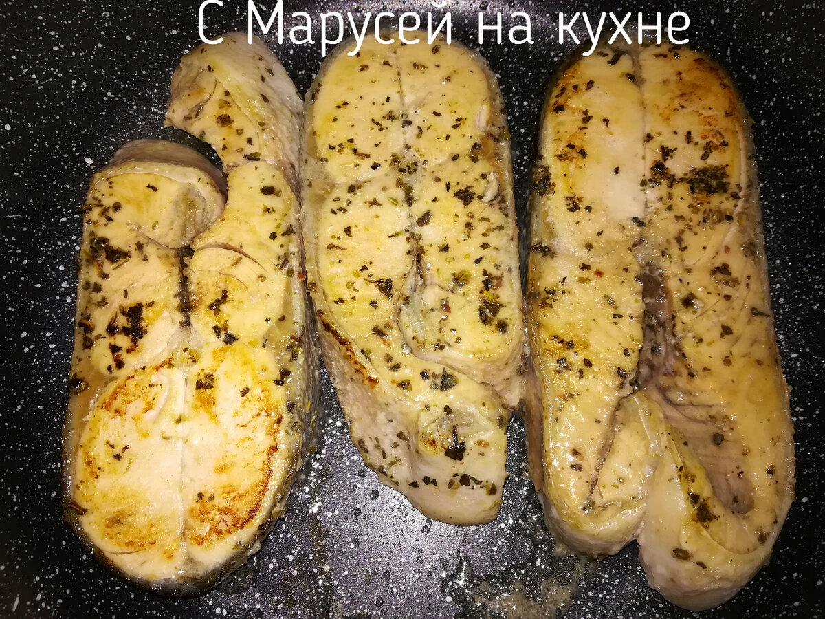 Стейки кеты с помидорами и луком, жареные на сковороде. | С Марусей на  кухне | Дзен