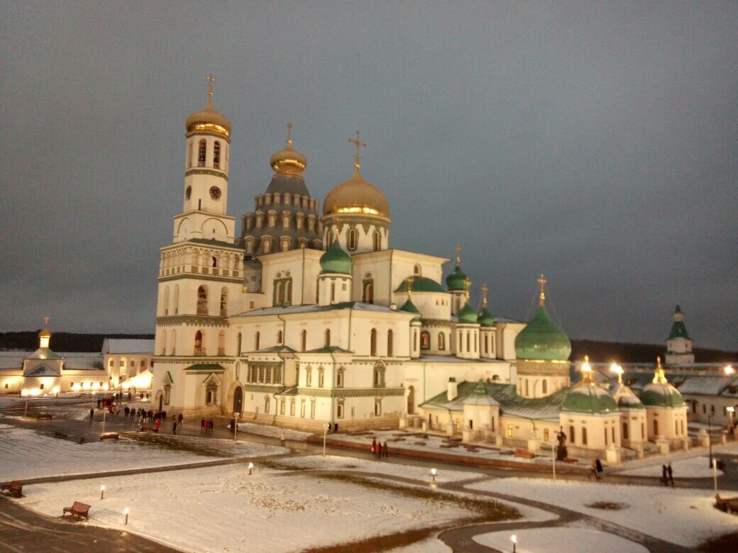 Вид с крепостных стен на главный храм монастыря