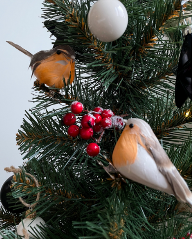 Тогда лучше такие украшения: неяркие, матовые, из натуральных материалов. Источник: https://www.houzz.ru