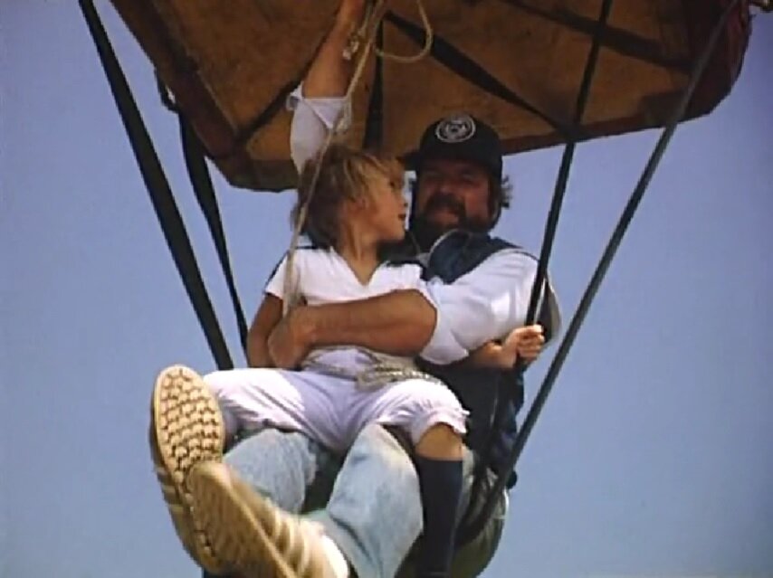 Кадр из фильма "Заколдованный доллар" - полет под воздушным шаром