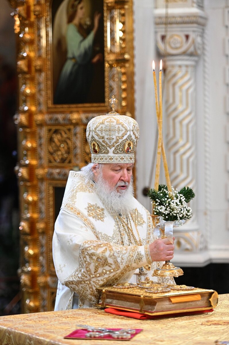 Украшать свечами и веточками ели можно любое место и в храме, и дома. https://foto.patriarchia.ru/news/patriarshee-sluzhenie-v-prazdnik-rozhdestva-khristova-v-khrame-khrista-spasitelya-2021-01-07/