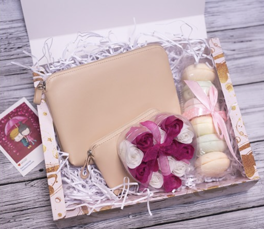 подарочная корзина с вином для женщин. женские наборы в подарок. подарок косметический женский набор. подарочный набор для женщины. мусульманские подарки для женщин.