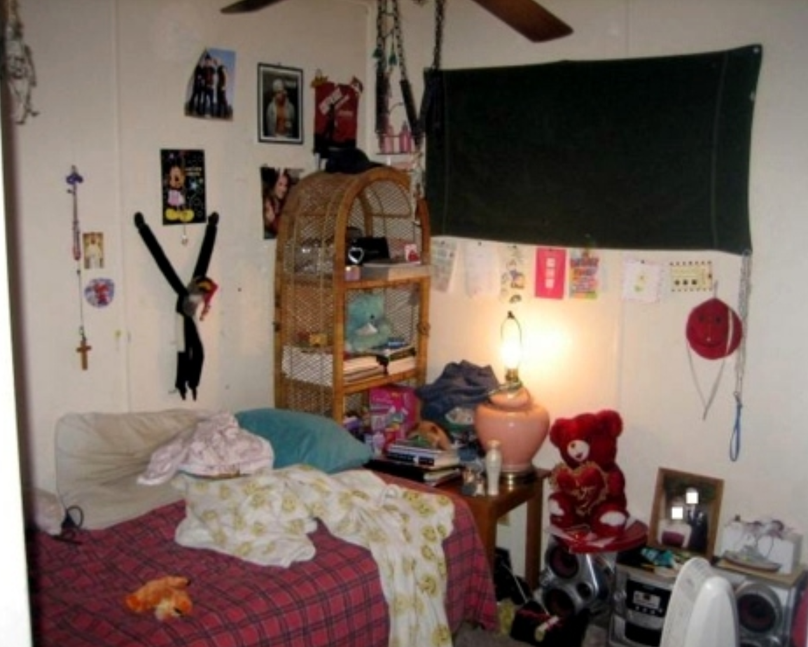  Комната перегружена мебелью и разнообразными деталями