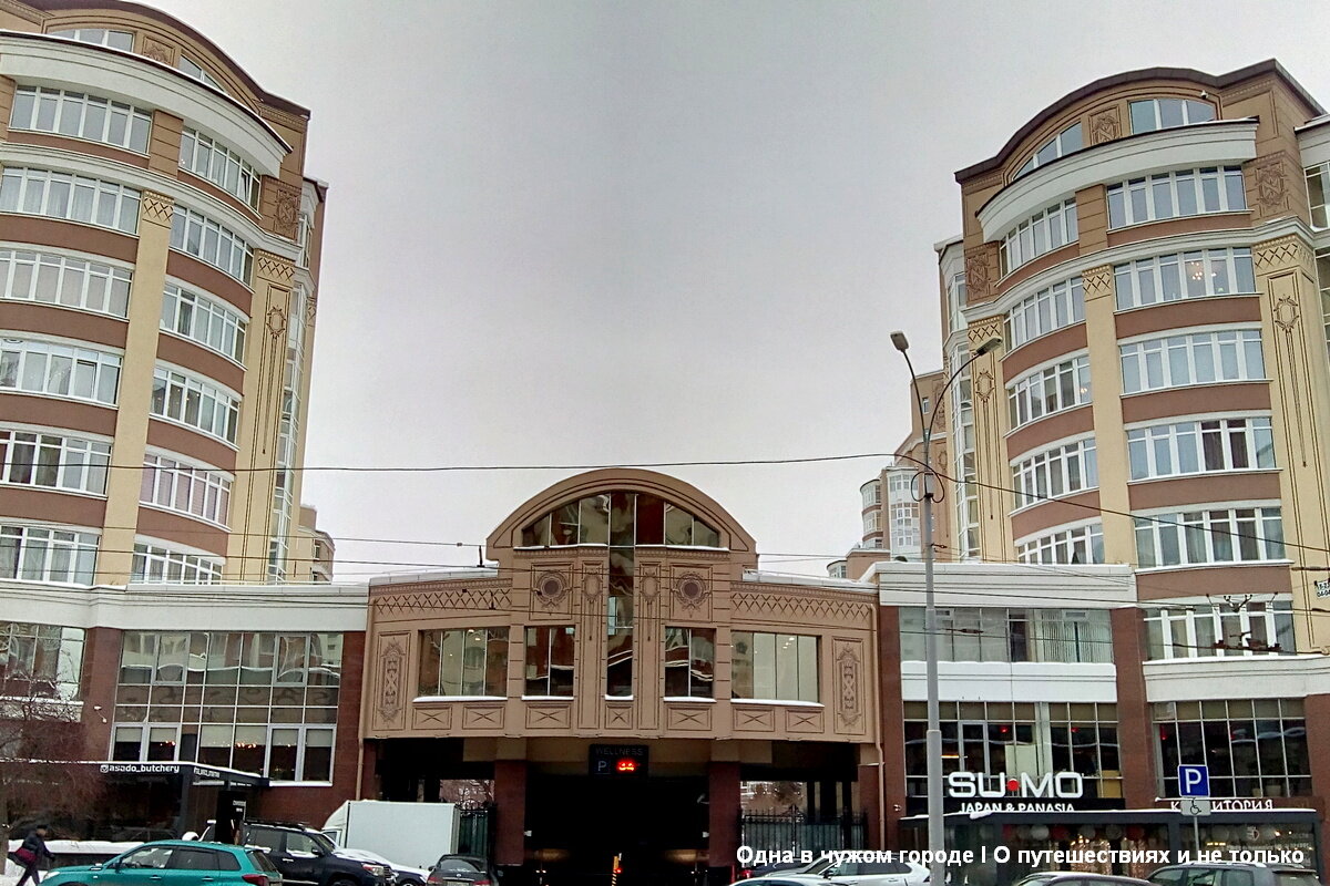 В комплексе три дома и 150 апартаментов стоимостью от 25 до 55 млн. рублей. К услугам жильцов - служба  рецепции, собственный парк со спортивными и игровыми площадками,  фитнес-клуб, бассейн, рестораны, бары, кафе, три галереи бутиков мировых  брендов.