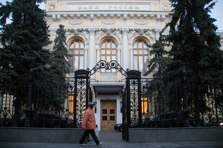 Банк России ввел ограничение на снятие валюты со счетов и вкладов: до $10 тыс. в наличной валюте, сверх этой суммы — в рублях по рыночному курсу на день выдачи. Запрет будет действовать с 9 марта до 9 сентября. Фото: «БИЗНЕС Online»