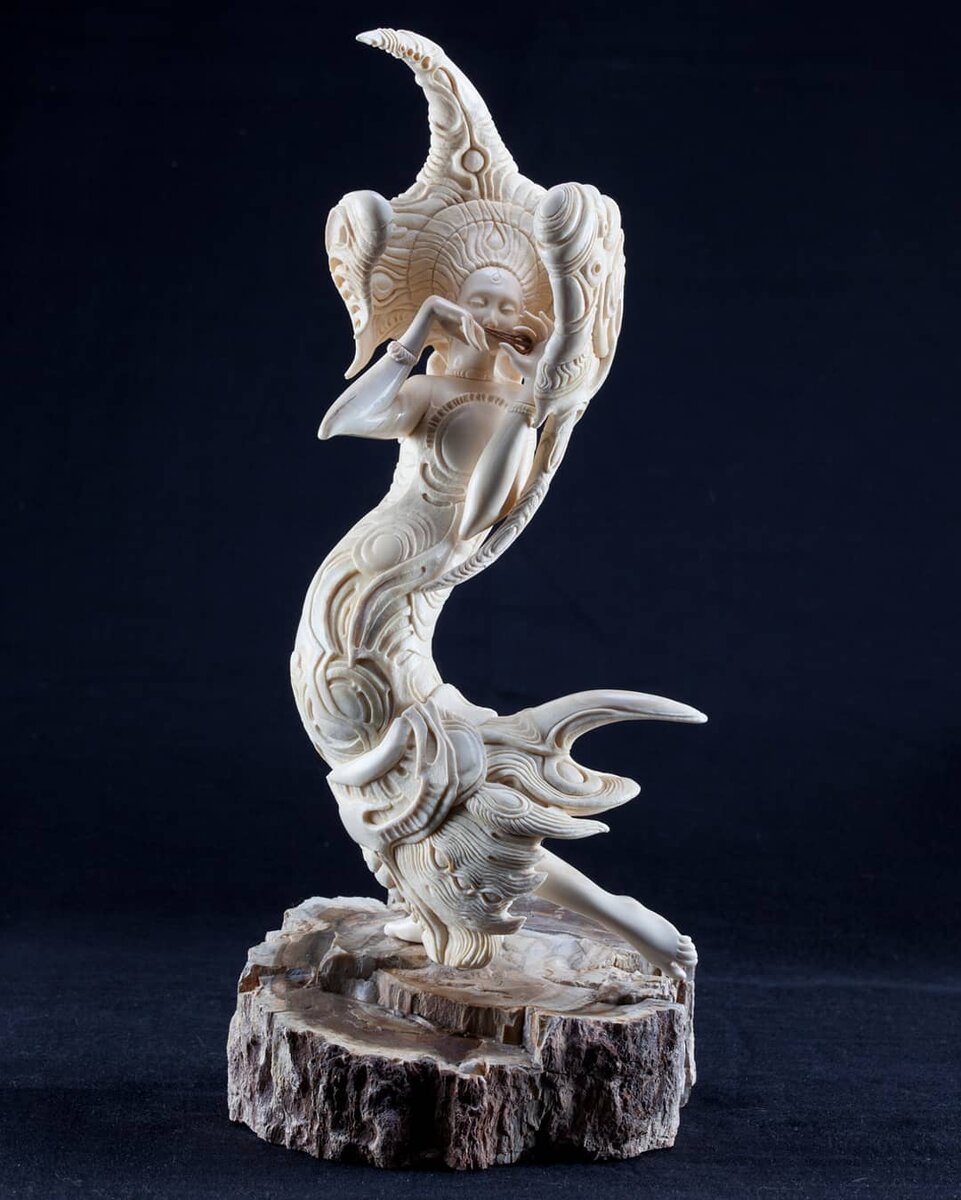  «Резонанс», бивень мамонта, окаменелое дерево, высота 34 см с подставкой