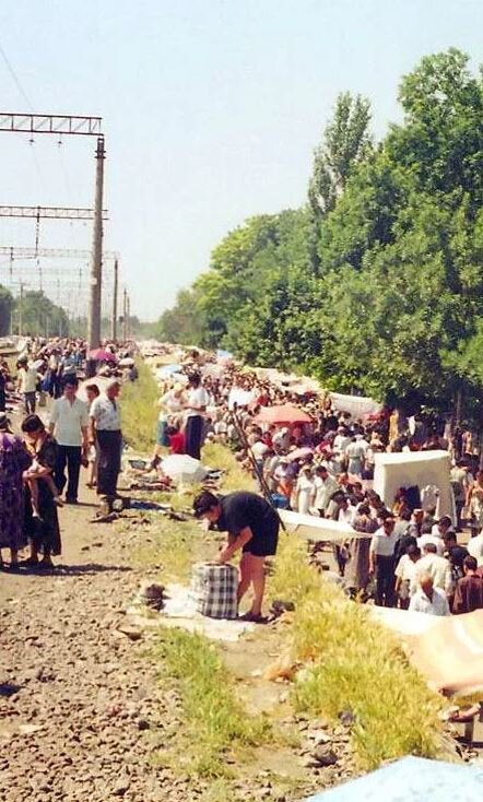 Этот импровизированный рынок по выходным занимал пространство в несколько километров вдоль железнодорожной линии.