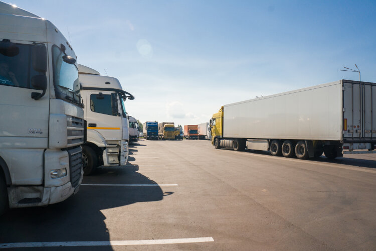 «Наша компания занимается перевозками внутри страны. У нас собственные машины и есть еще более 100 партнеров, которых обеспечиваем работой и отправляем в рейсы». Фото: «БИЗНЕС Online»