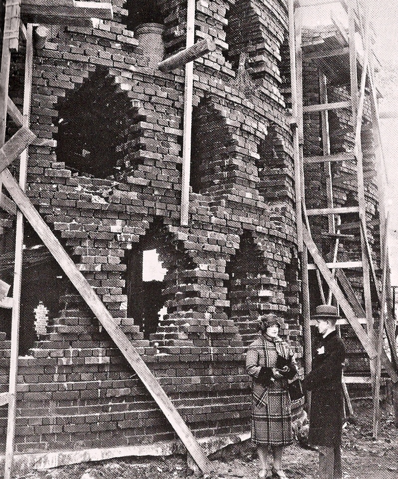 Архитектор Мельников с супругой на строительной площадке дома, 1929 год