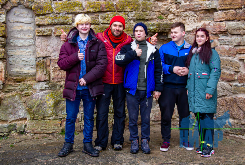 Подмастерья мастерской "ВЕРЕС" помогают музею "Ивангородская крепость"