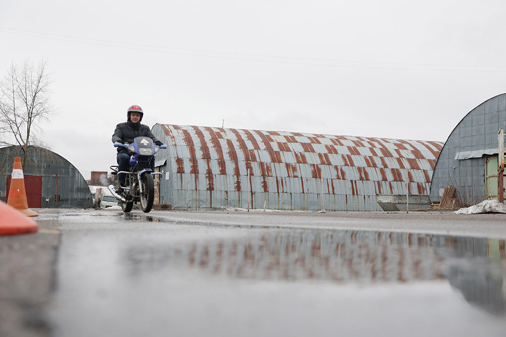 Занятия будущих водителей мотоцикла проходят по индивидуальному графику