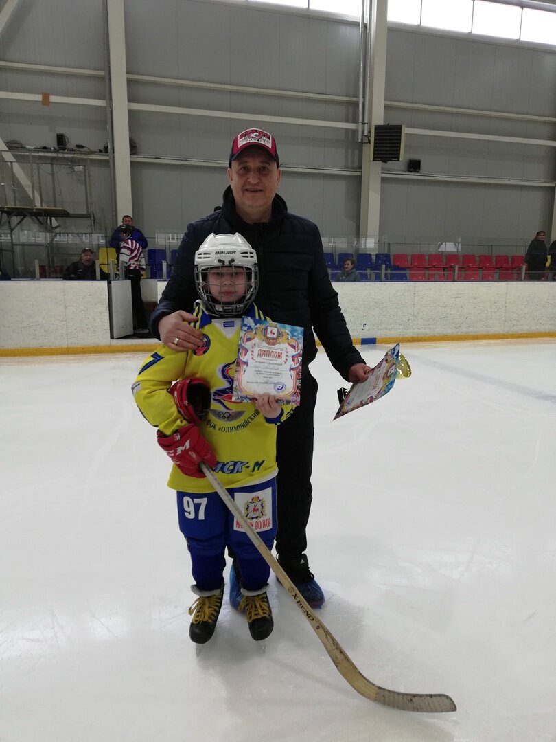 Вручал награды балахнинским хоккеистам президент федерации хоккея с мячом Нижегородской области, заслуженный мастер спорта и двукратный чемпион мира
Вячеслав Геннадьевич Рябов.