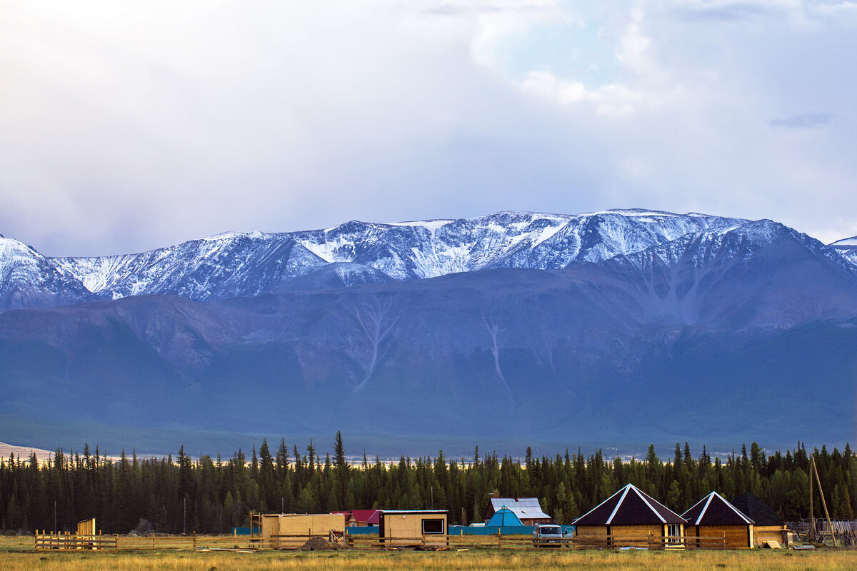 Вот так бы и ходил  здесь всё время. Степь, тайга, горы, а в предгорье извивающаяся река Чуя. Запах августа терпкой полыни и полнолуние, так и поселилось во мне навсегда.