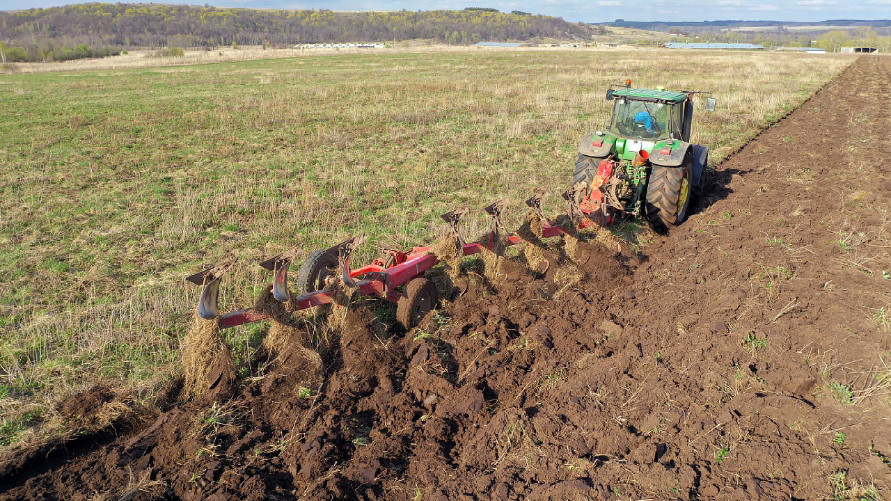 Российский оборотный плуг ПО-8/40К Волгаагромаш и трактор John Deere 8430 -  вспашка брошенного поля!