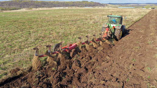 Российский оборотный плуг ПО-8/40К Волгаагромаш и трактор John Deere 8430 - вспашка брошенного поля!