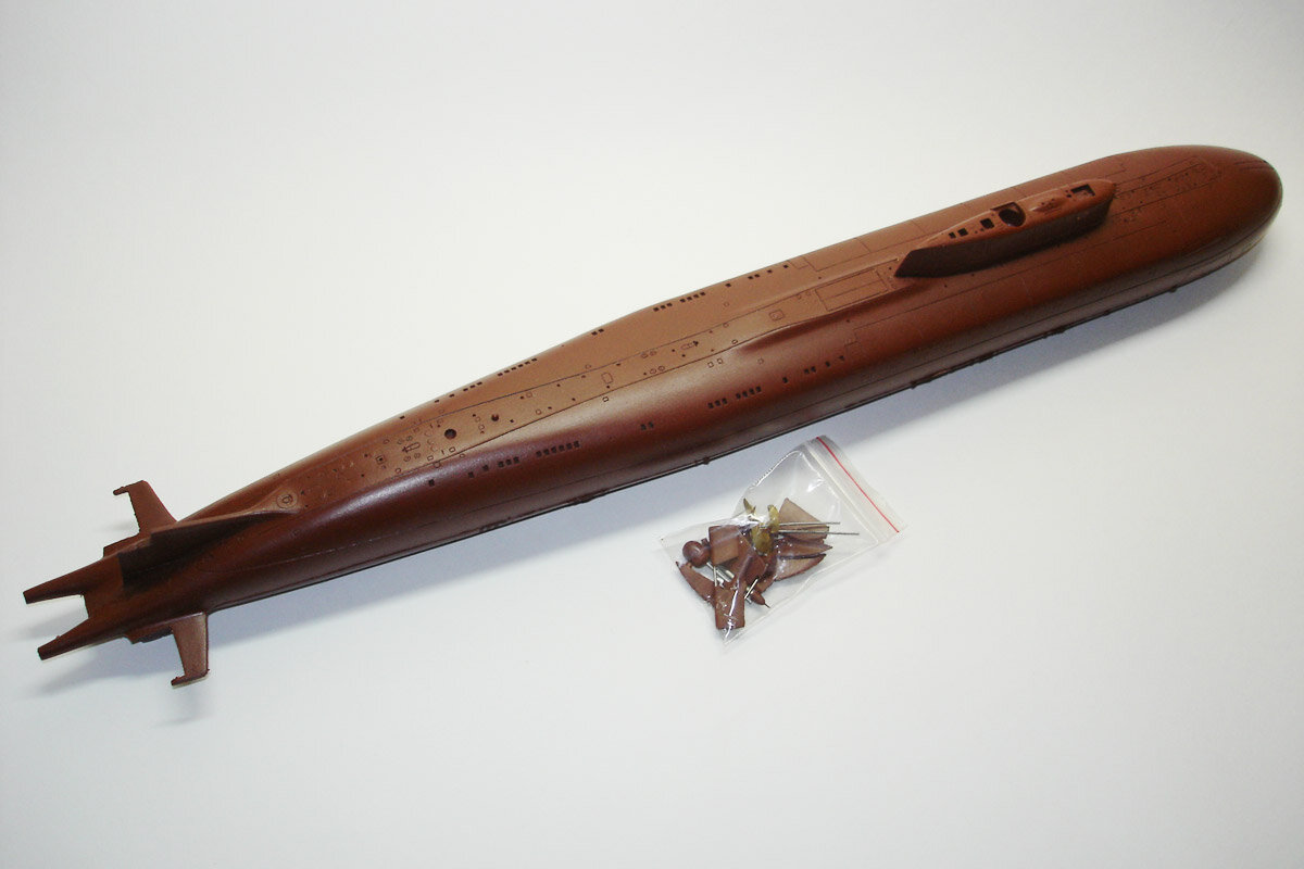 На фото: наш набор из литьевой смолы (resin kit) для постройки модели АПЛ с крылатыми ракетами пр. 949А Антей (SSGN Oscar-II) в масштабе 1/350.