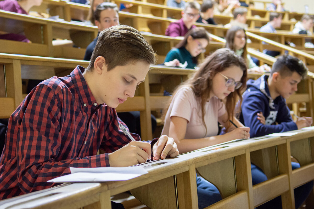 школьники на егэ. Test. сложный 11 класса. старшеклассник выпускник. школьный экзамен.