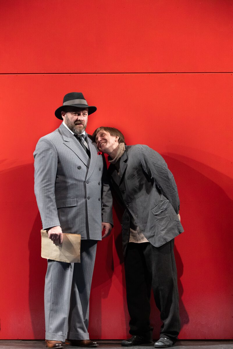 Сцена из спектакля «Заговор чувств», режиссер Сергей Женовач. Андрей Бабичев – Михаил Пореченков, Кавалеров – Алексей Красненков. Фото Александра Иванишина