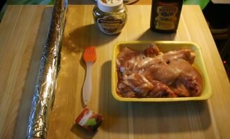 Открываем лоток с куриными бёдрами