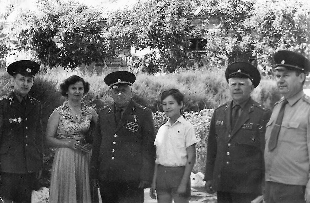 Н.Ф. Карацупа с сотрудниками пограничного музея в Москве и представителями Новороссийского погранотряда