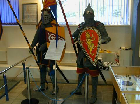 Новгородский (справа) и шведский рыцари. 1300 год. 
Музей "700 лет - Ландскрона, Невское устье, Ниеншанц", Санкт-Петербург.