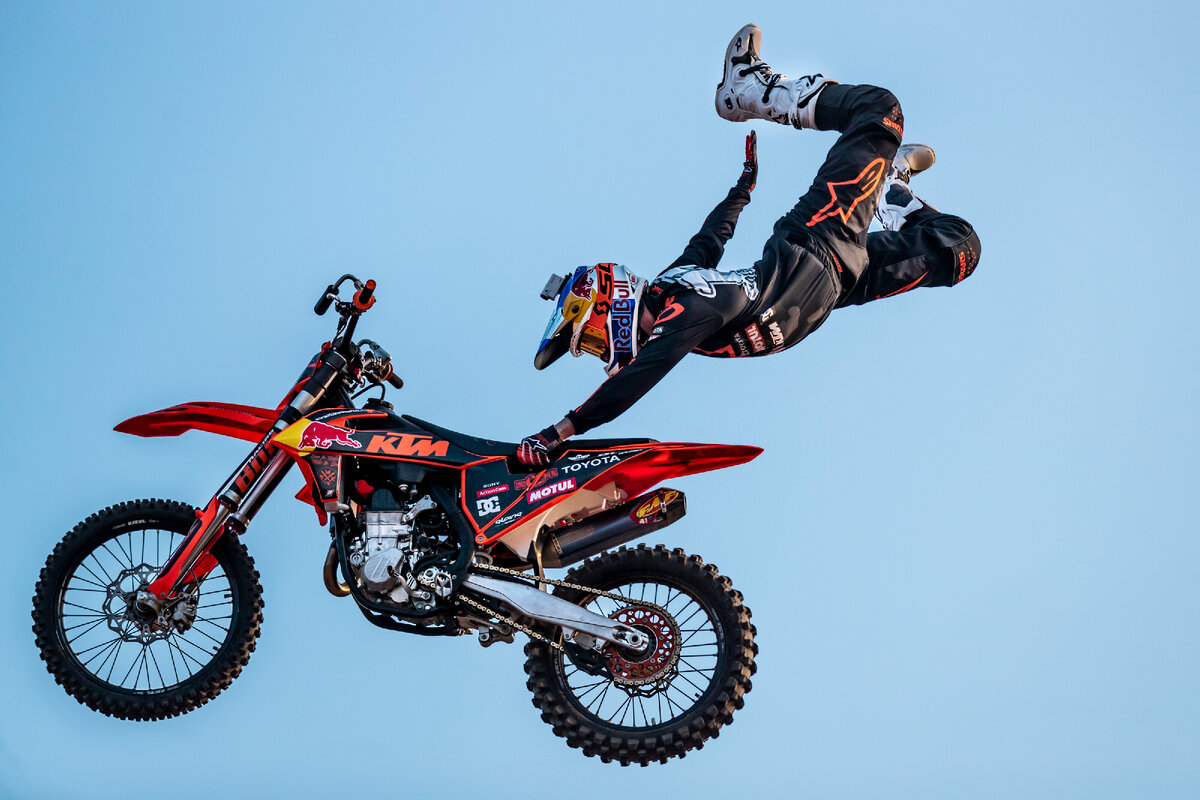 Алексей Колесников выполняет вариацию трюка Superman