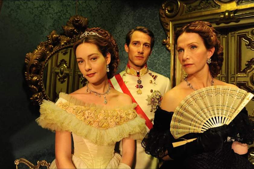 Фанни Штавьяник (справа) в роли графини Эстерхази в мини-сериале «Императрица Сисси»