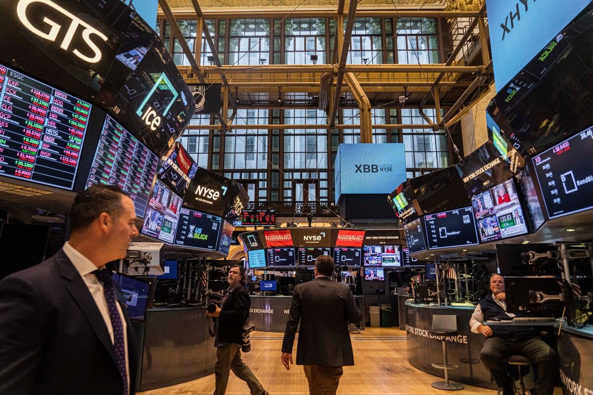 Зал Нью-Йоркской фондовой биржи в понедельник. Мировые рынки оставались в шатком положении после того, как индекс S&P упал на 3,9%.Кредит...Хироко Масуике/Нью-Йорк Таймс