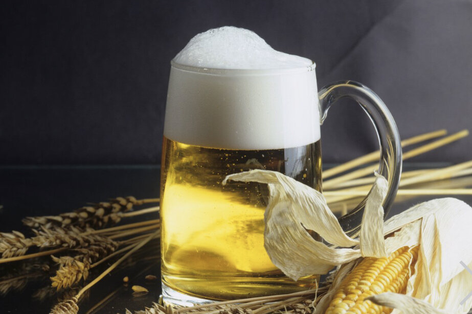 Пиво входит в тройку самых популярных напитков во всем мире, уступая лишь чаю и воде. А среди спиртных напитков ему нет равных, пенное обходит даже вино. В материале расскажем о 10 занимательных фактов о популярном алкогольном напитке.

Изготавливать пиво начали в Древнем Египте в эпоху неолита около 9500 лет до н. э. Но они не умели его фильтровать, поэтому пили через соломинку. Также среди египтян было популярно приветствие «Хлеб и пиво!». Даже выращивание зерновых культур началось ради пива, а не хлеба. А вот в Древнем Китае данный напиток производился из проросшего риса, в качестве добавки кидали фрукты.