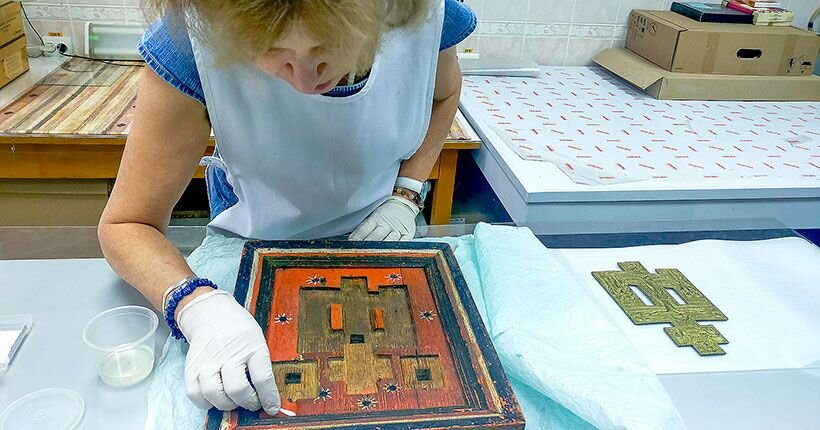 Художник-реставратор Ольга Швец очищает старообрядческий киот.