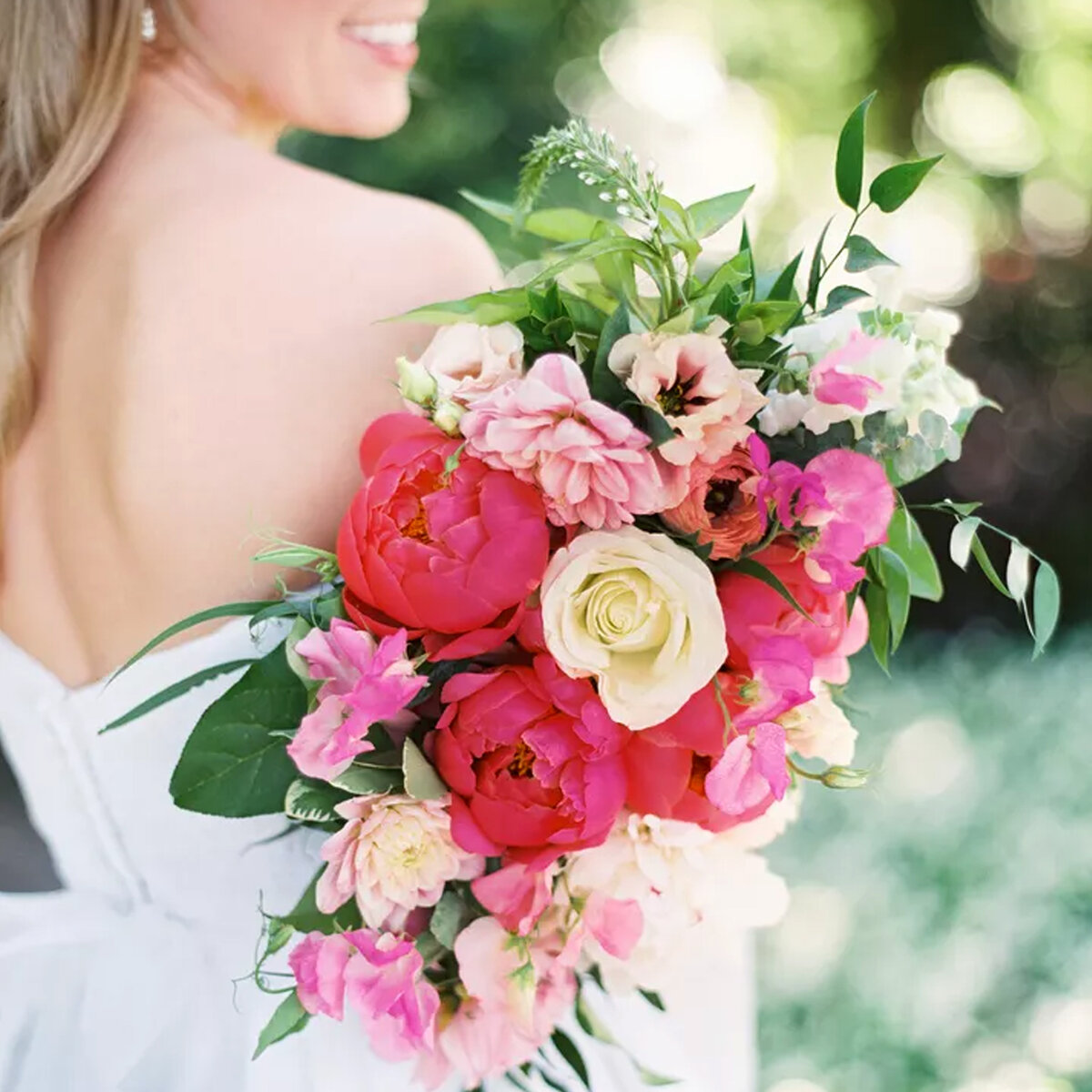     Стильные идеи для букетов невесты от знаменитого флориста