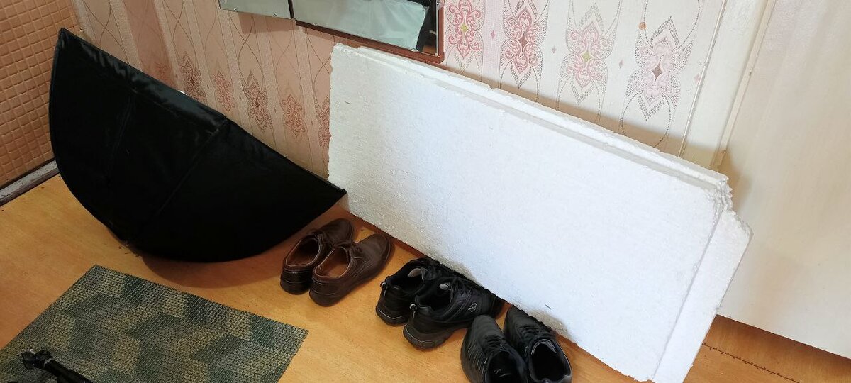 Маленький софтбокс и пенопласт.