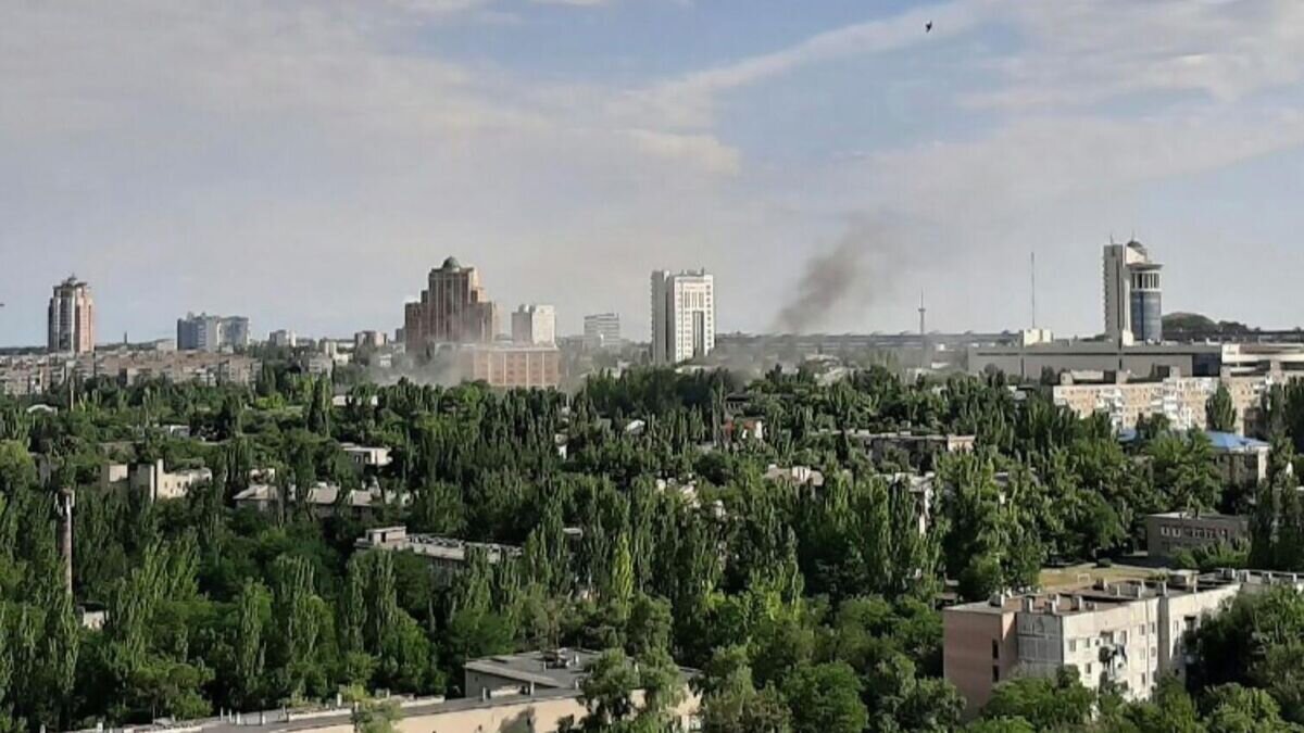    Дым от обстрелов Киевского района Донецка. 22 июня 2022© Фото : Штаб территориальной обороны ДНР