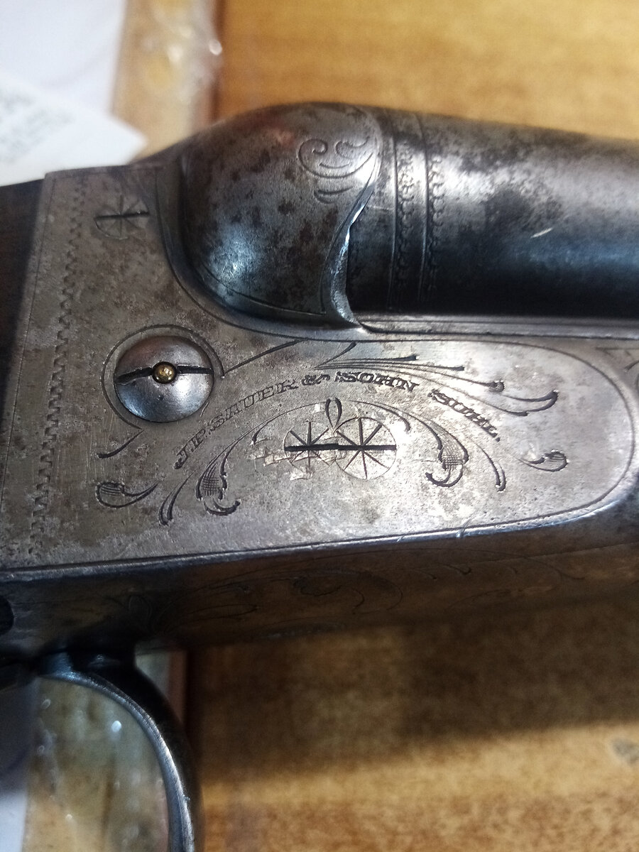 На фото видны штифты указателей взведённых курков, сделанных из латуни.