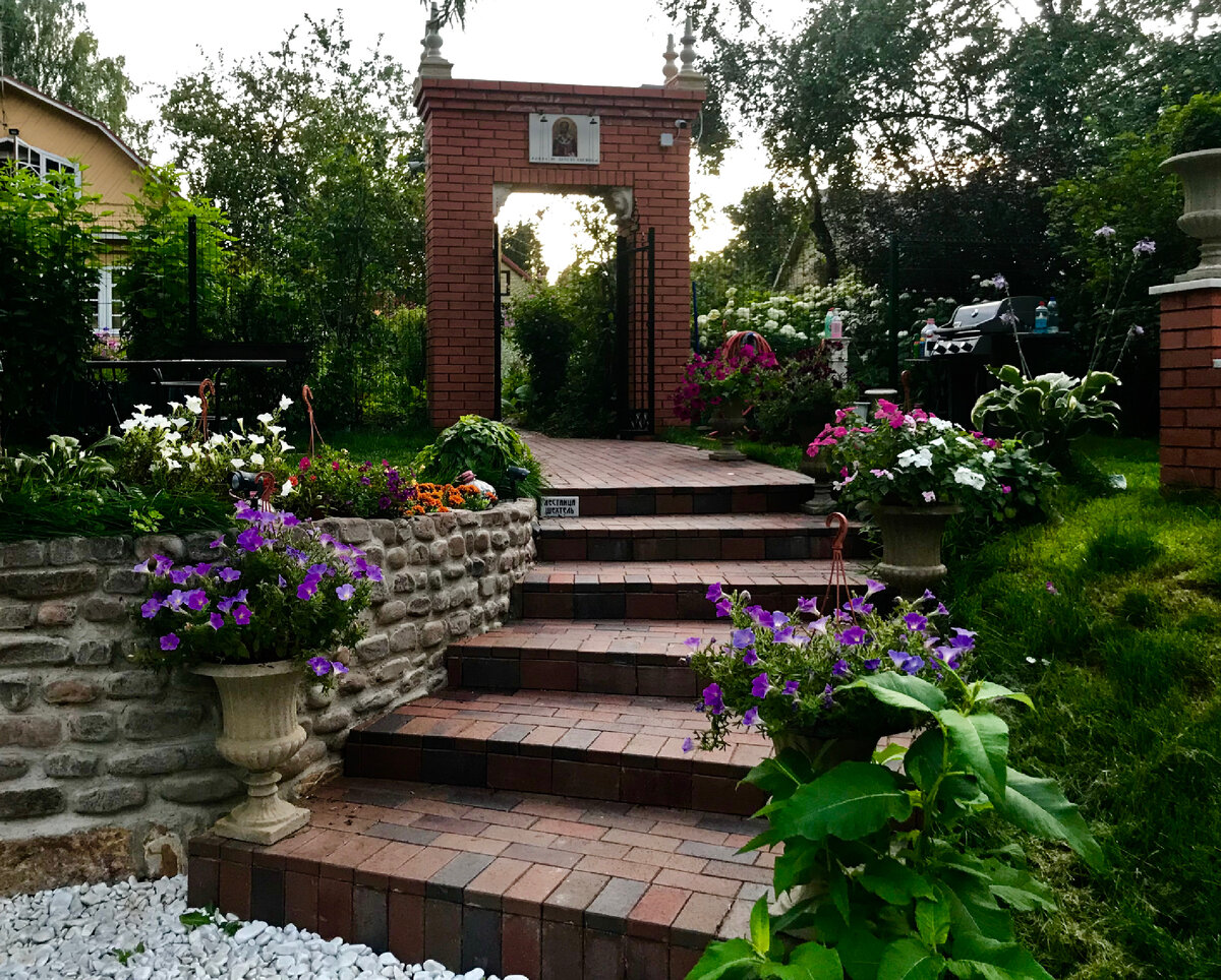 Тот же выход, только калитка превратилась в «Никольские ворота» с иконой Николая Угодника , а тропинка - в лестницу)). 