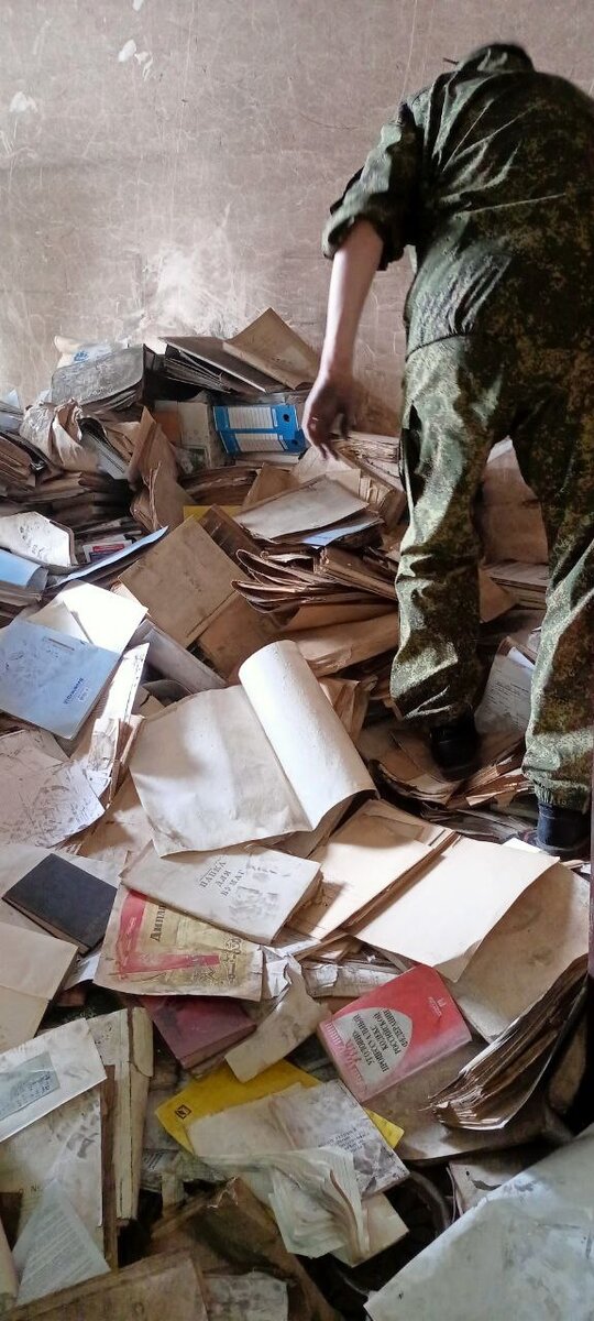 Гора макулатуры оказалась под потолок!