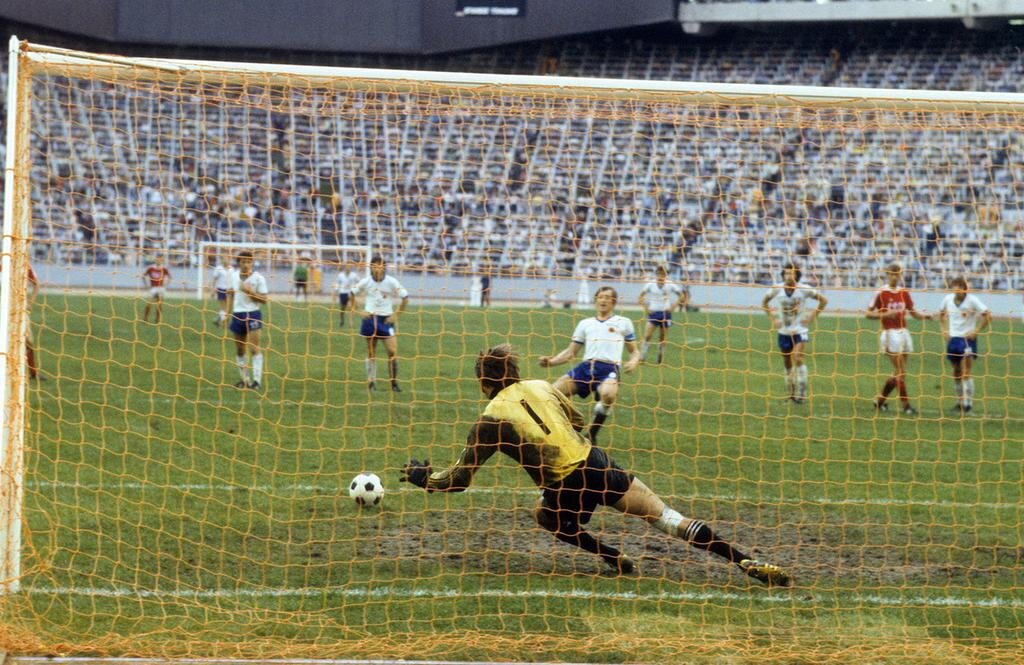 Чуть-чуть не хватило Владимиру Астаповскому, чтобы отразить пенальти... 