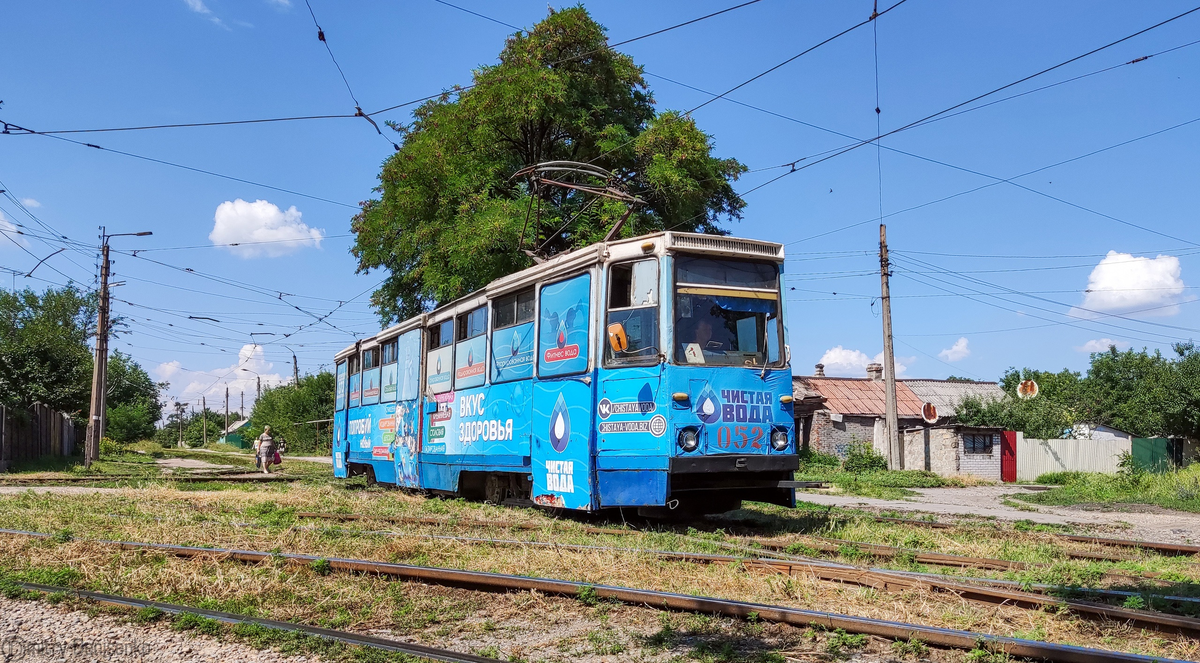 Вагон 71-605А № 052, г. Енакиево, улица Тиунова, 28.07.22 года, фото Дмитрий Денисенко