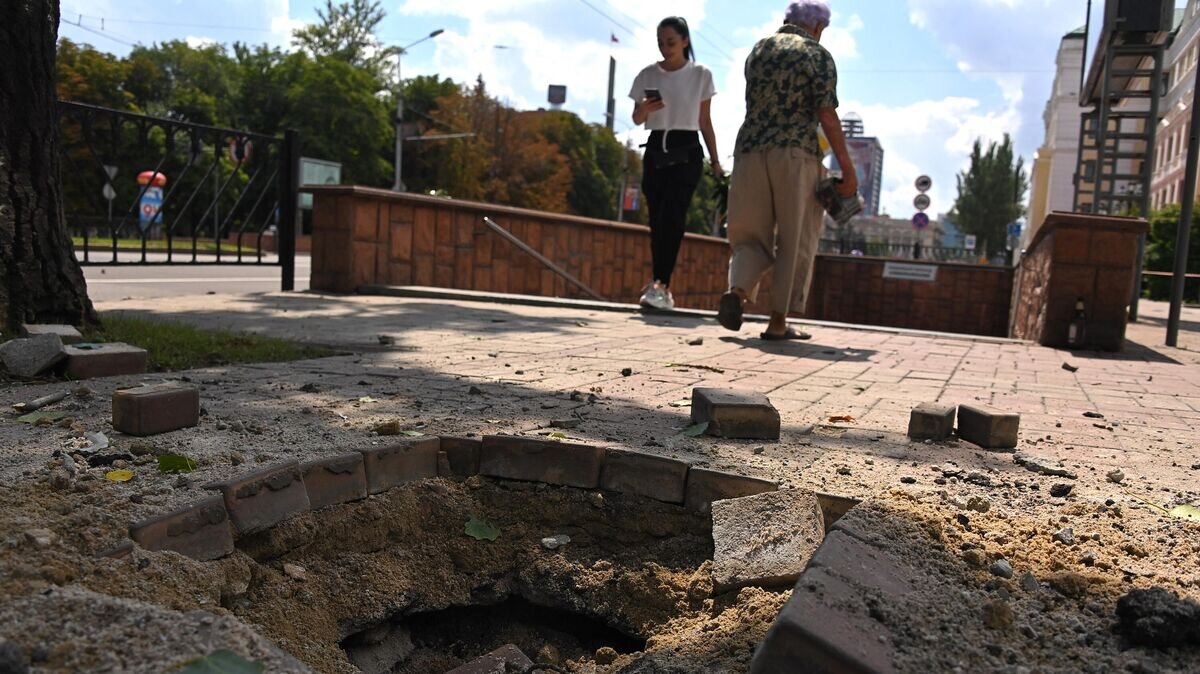    Брусчатка, поврежденная в результате обстрела ВСУ центра Донецка© РИА Новости