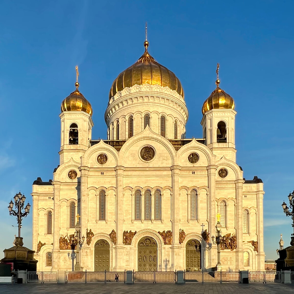 Храм Христа Спасителя (возведен в 1990-х годах)