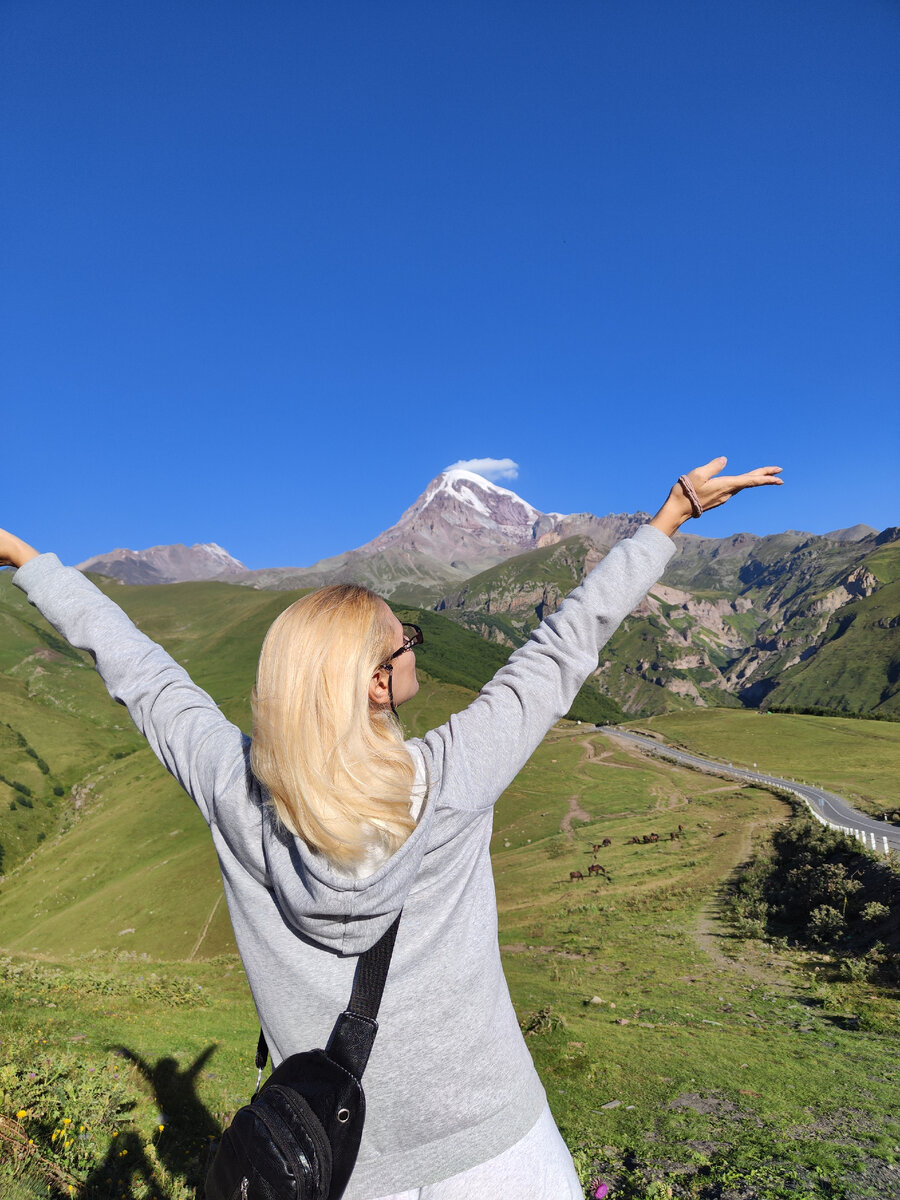 Прогулка на вседорожниках mitsubishi delica из Степанцмиды до подножия Казбека очень рекомендую, только сделать это нужно ранним утром, пока не набежали толпы туристов.