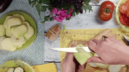 Некоторые слайсы толстые, удаляю ножом лишнюю мякоть