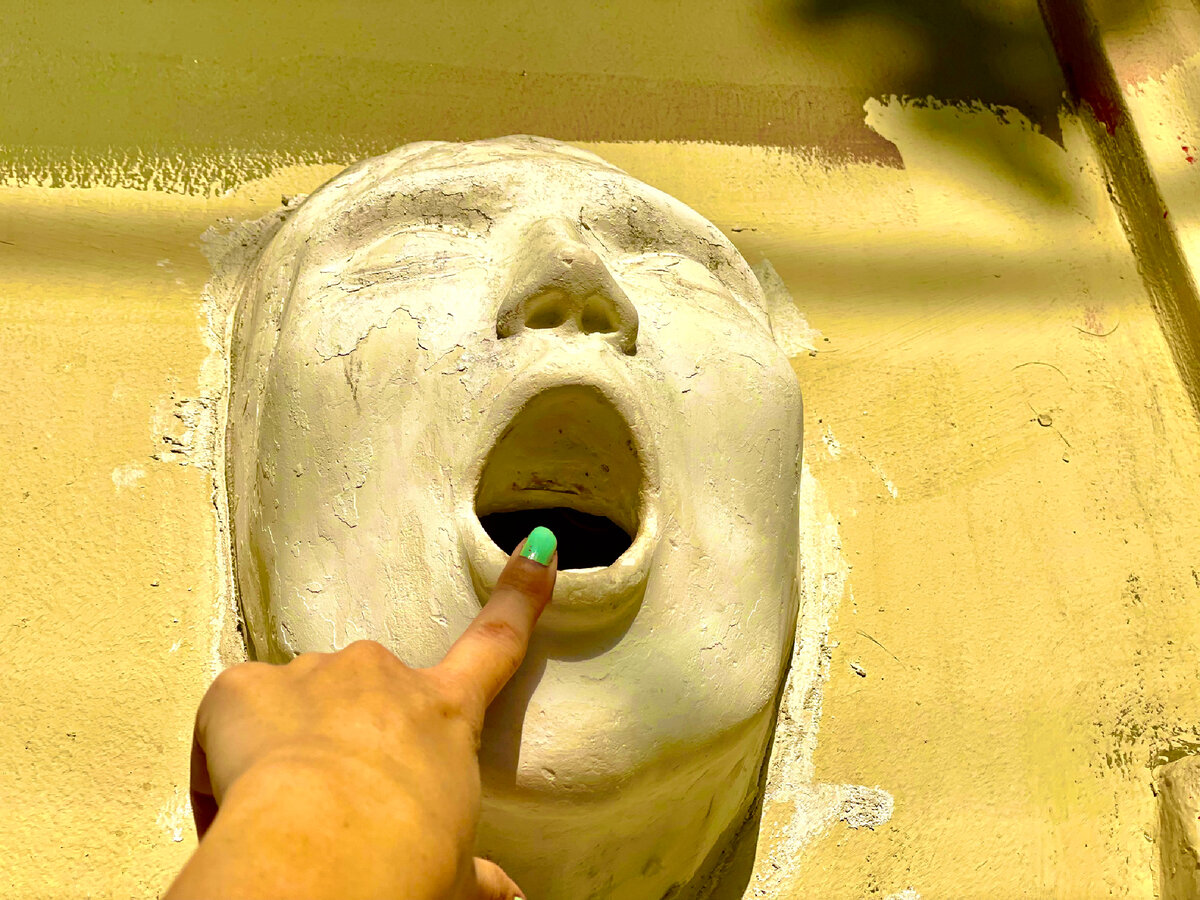 В соответствии с четырьмя формами переработки конфликтов мы различаем четыре основные формы страхов и депрессий, которые могут заключаться в четырех механизмах "бегства" (в болезнь, в работу, в одиночество и в фантазии)