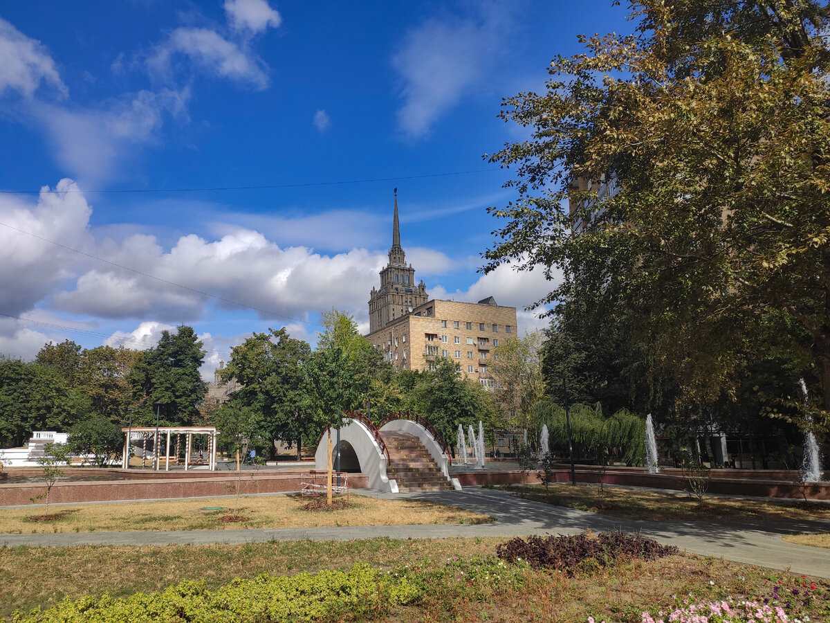 Вид на высотку гостиницы "Украина" с бульвара.