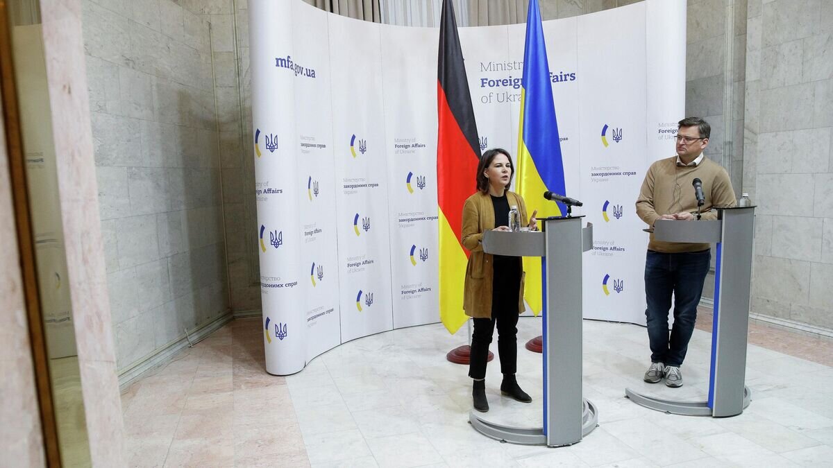    Министр иностранных дел Германии Анналена Бербок на пресс-конференции с министром иностранных дел Украины Дмитрием Кулебой в Киеве. 10 мая 2022 © AP Photo / Valentyn Ogirenko/Pool
