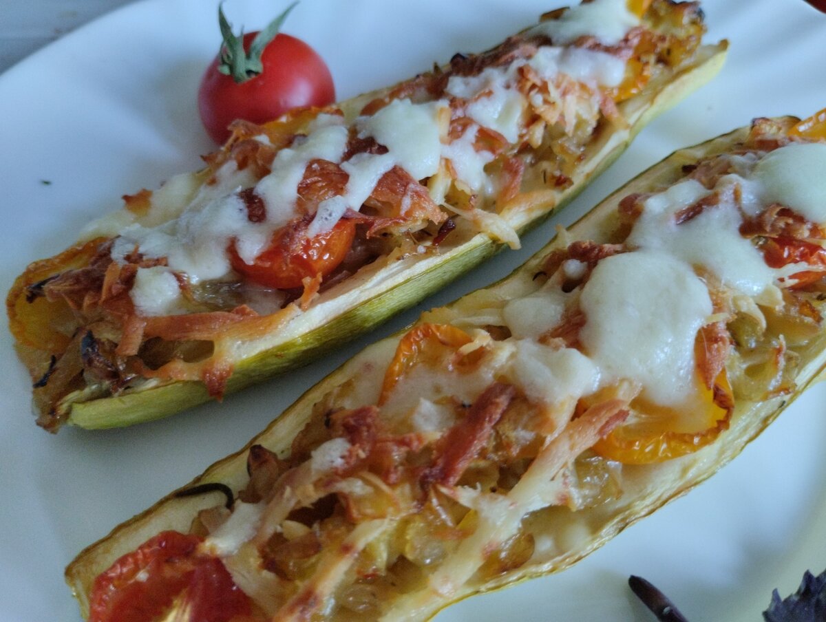    Запеченные кабачки с овощами и сулугуни