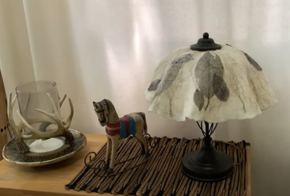 Осенний плафон для лампы. Валяние со скелетированными листьями. 