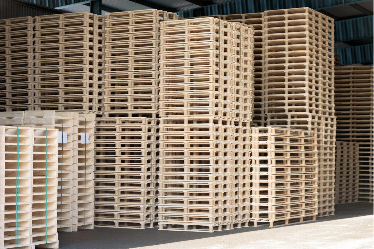 Manufactured 1. Pallets biomass. Ангар из поддонов. Фотография перекупки поддонов. Обложка строительной компании из дерева.