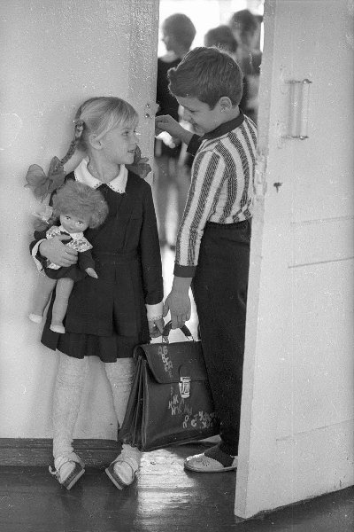 Александр Стешанов С куклой в первый класс
Дата съемки: 1960-е