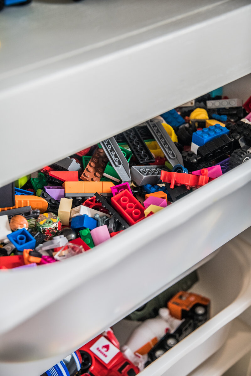 Моему сыну лучше всего для Лего подошли комоды Икеа Труфаст. 